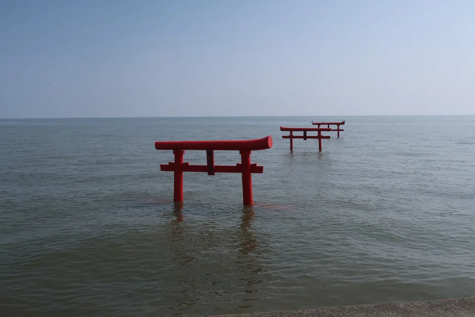 大魚神社の海中鳥居・海中道路